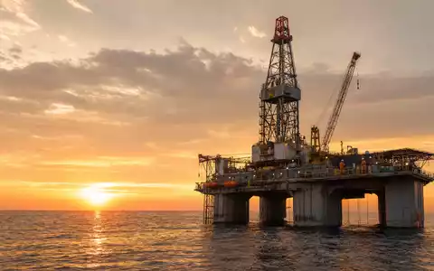 Eni IT0003128367 zeigt eine offshore Ölplattform im Mittelmeer bei goldenem Sonnenuntergang mit Bohrturm - Foto: THN