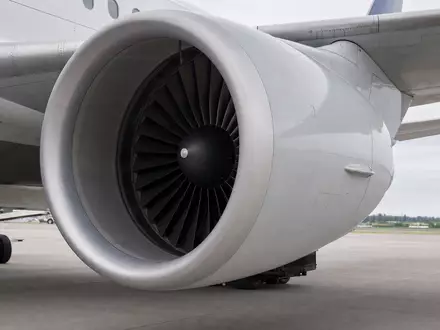 Safran FR0000073272 photorealistic turbofan nacelle mounted under commercial aircraft wing on tarmac - Foto: THN