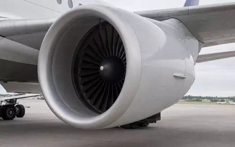 Safran FR0000073272 photorealistic turbofan nacelle mounted under commercial aircraft wing on tarmac - Foto: THN
