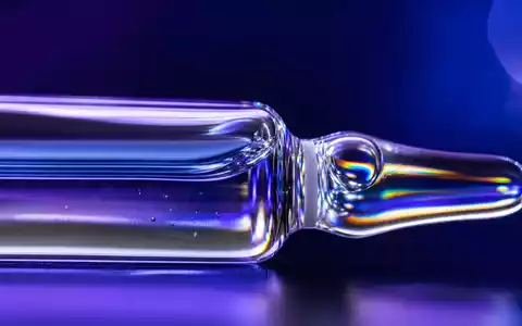 Sanofi FR0000120578 extreme macro detail of sealed glass pharmaceutical ampoule with prismatic light reflections - Foto: THN
