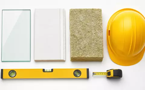 Saint-Gobain FR0000125007 Flatlay mit Glas-Sample Gipsplatte Mineralwolle Wasserwaage Maßband und gelbem Sicherheitshelm - Foto: THN