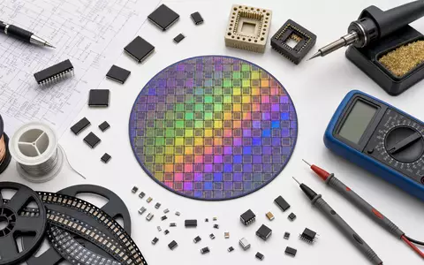 STMicroelectronics NL0000226223 flatlay silicon wafer microchips IC sockets soldering iron multimeter schematic - Foto: THN