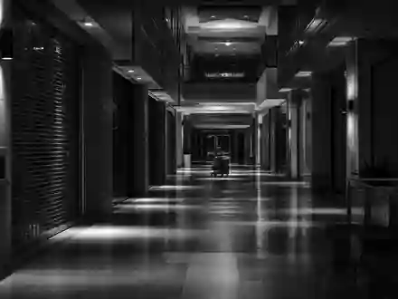 Unibail-Rodamco-Westfield ISIN FR0013326246 leere Mall Galerie nach Ladenschluss in atmosphärischem Schwarz Weiß Stil - Foto: THN
