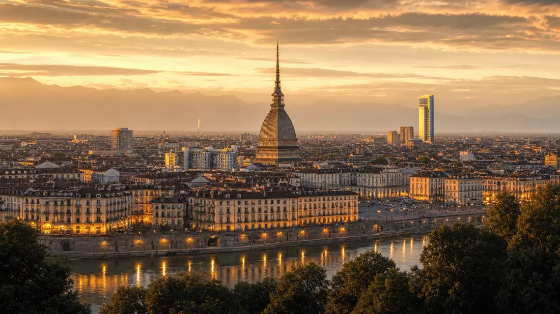 Fotorealistische Turin-Skyline mit Mole Antonelliana und modernem Hochhaus bei Sonnenuntergang