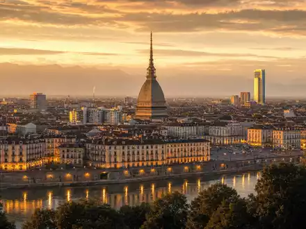 Intesa Sanpaolo IT0000072618 – Fotorealistische Panorama-Skyline Turin mit Mole Antonelliana und Hochhaus - Foto: THN