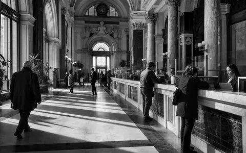 Intesa Sanpaolo IT0000072618 – Schwarz-Weiß-Reportage einer klassischen italienischen Bankschalter-Halle mit wartenden Kunden - Foto: THN