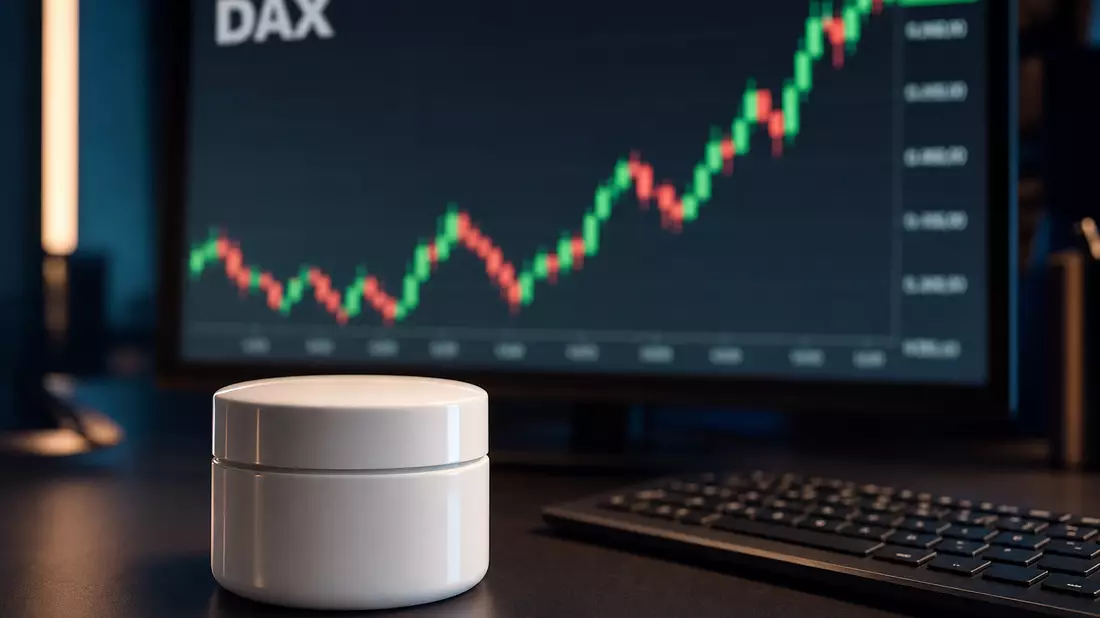 Weiße Cremedose auf Schreibtisch vor DAX-Börsenmonitor mit grünen und roten Candlestick-Bars
