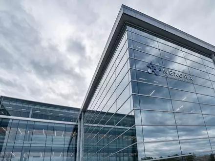 Moderne Pharma-Campus-Fassade aus Stahl und Glas, Froschperspektive - Foto: THN