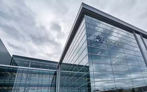 Moderne Pharma-Campus-Fassade aus Stahl und Glas, Froschperspektive - Foto: THN