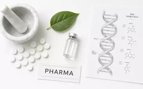 Top-down-Arrangement: weiße Tabletten, Mörser, grünes Blatt, DNA-Diagramm, Beschriftungskarte PHARMA - Foto: THN