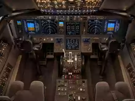 Airbus SE Cockpit von oben: Symmetrischer Top-down-Blick auf Primärfluganzeigen, Schubhebelquadranten und Schalterfelder im Ambientelicht des Flugdecks - Foto: THN