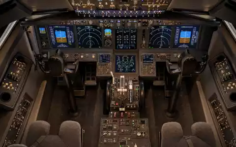 Airbus SE Cockpit von oben: Symmetrischer Top-down-Blick auf Primärfluganzeigen, Schubhebelquadranten und Schalterfelder im Ambientelicht des Flugdecks - Foto: THN