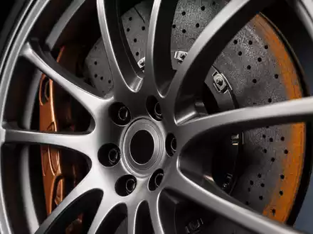 Detailreiche Makroaufnahme einer Alufelge mit belüfteter Bremsscheibe – technisches Qualitätssignal der BMW AG (ISIN DE0005190003) ohne jegliche Markenkennung - Foto: THN