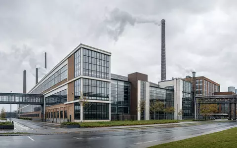 Architekturfoto eines modernen Industriegeländes mit Schornsteinen im Hannover-Industriestil – repräsentiert den norddeutschen Produktionsstandort der Continental AG (ISIN DE0005439004) - Foto: THN