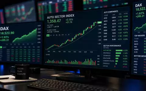 Finanz-Editorial-Bild mit mehreren Trading-Monitoren, die Kerzencharts des Automotive-Index und DAX-Daten zeigen – thematisiert die Börsennotierung und Kapitalmarktstärke der Daimler Truck Holding AG (ISIN DE000DTR0CK8) im DAX - Foto: THN
