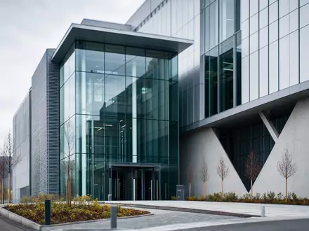 Architektonisches Fotografiebild eines modernen Glas-Stahl-Telekommunikationsgebäudes im europäischen Stil – repräsentiert den Unternehmenshauptsitz der Deutsche Telekom AG (ISIN DE0005557508) in Bonn - Foto: THN