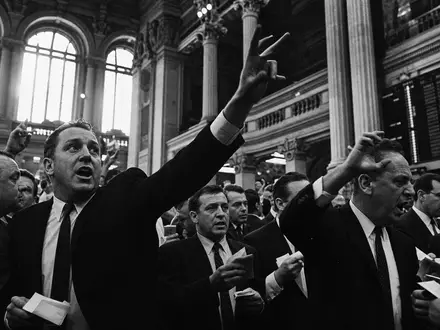 Klassische Schwarzweiß-Reportagefotografie im Stil der Deutsche Börse AG (ISIN DE0005810055): Parketthändler im historischen Frankfurter Börsensaal mit dramatischer Gestikulation und Chiaroscuro-Licht - Foto: THN
