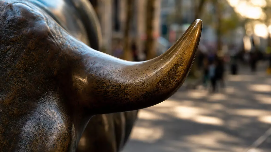 Makroaufnahme der Hornspitze einer Bronzebullenskulptur mit Bokeh-Hintergrund