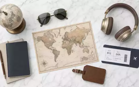 Flatlay-Stillleben für Deutsche Lufthansa AG (ISIN DE0008232125): Reiseaccessoires von oben auf weißem Marmor – generischer Reisepass, Bordkarte mit Gate B12/Sitz 24A, Weltkarte, Pilotensonnenbrille, Over-Ear-Kopfhörer, Kofferanhänger - Foto: THN