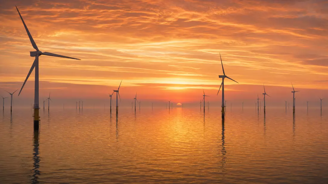 Offshore-Windpark in der Nordsee bei Sonnenuntergang mit goldener Wasserspiegelung