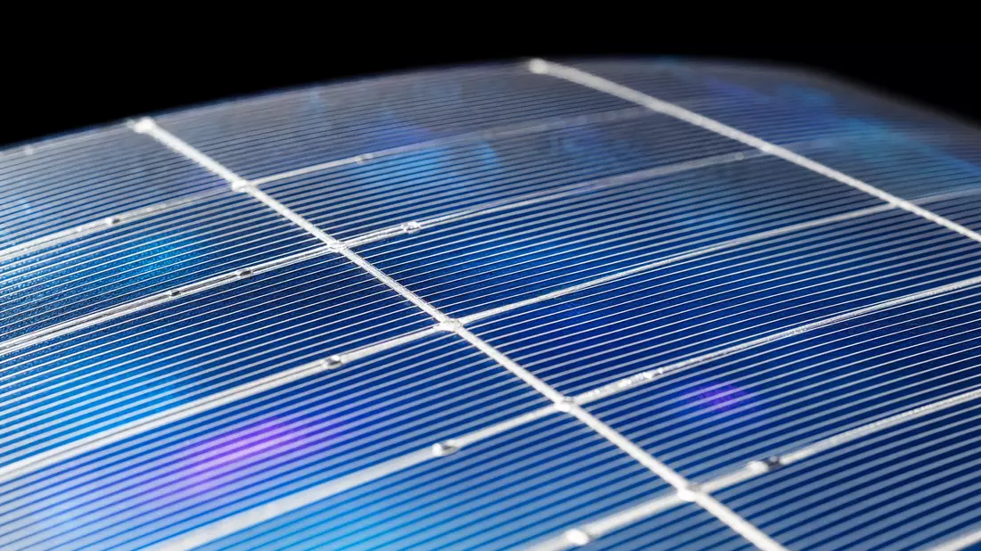 Makroaufnahme einer Solarzelle mit Busbars und irisierender Antireflexbeschichtung