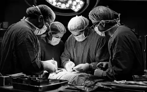 Fresenius SE & Co. KGaA (ISIN DE0005785604) ist ein internationaler Gesundheitskonzern mit Sitz in Bad Homburg. Das Unternehmen betreibt Krankenhäuser und entwickelt Arzneimittel und Infusionslösungen. Dieses Bild zeigt: OP-Team in Aktion mit Beleuchtung und Instrumenten - Foto: THN