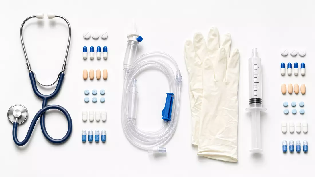 Fresenius SE – Flatlay/Top-down: Stethoskop, Tabletten, Infusionsschlauch, Schutzhandschuhe, Spritze
