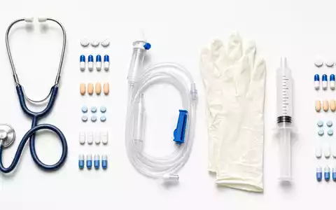 Fresenius SE & Co. KGaA (ISIN DE0005785604) ist ein internationaler Gesundheitskonzern mit Sitz in Bad Homburg. Das Unternehmen betreibt Krankenhäuser und entwickelt Arzneimittel und Infusionslösungen. Dieses Bild zeigt: Stethoskop, Tabletten, Infusionsschlauch, Schutzhandschuhe, Spritze - Foto: THN
