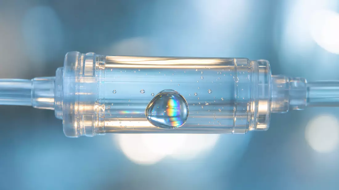 Fresenius SE – Makrofotografie: Detail Infusionstropfen in Schlauch mit Lichtbrechung