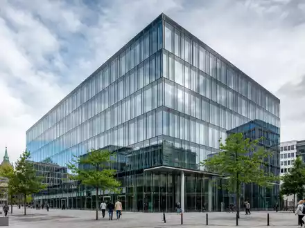 Architekturfoto eines modernen Glasgebäudes in Hannover – symbolisiert den Hauptsitz und die Solidität der Hannover Rück SE (ISIN DE0008402215), einem der weltweit führenden Unternehmen in der Rückversicherungsbranche - Foto: THN