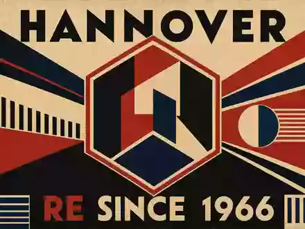 Vintage-Bauhaus-Konstruktivismus-Poster mit geometrischem Schutzschild und dem Schriftzug HANNOVER / RE SINCE 1966 – eine stilvolle Referenz an die Gründungsgeschichte der Hannover Rück SE (ISIN DE0008402215) - Foto: THN