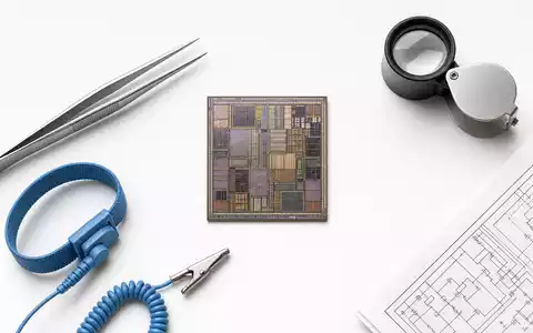 Top-down-Flatlay mit Mikrochip, Pinzette, antistatischem Wristband, Lupe und Schaltplan auf weißem Untergrund – klassisches Motiv für die Präzisionstechnik der Halbleiterbranche, in der auch Infineon Technologies AG (ISIN DE0006231004) tätig ist - Foto: THN