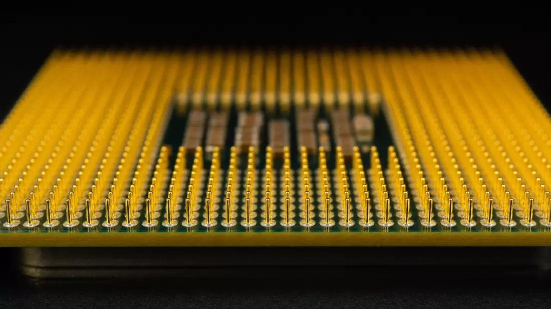 Extreme Nahaufnahme eines Mikroprozessors mit goldenen Kontaktpins