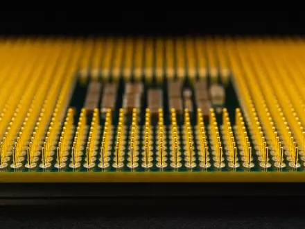 Extreme Makroaufnahme eines Mikroprozessors mit hunderten goldener Kontaktpins in präziser Rasteranordnung – ein Motiv für die Fertigungstiefe der Mikroelektronik, wie sie Infineon Technologies AG (ISIN DE0006231004) in ihren Chip-Produktlinien realisiert - Foto: THN