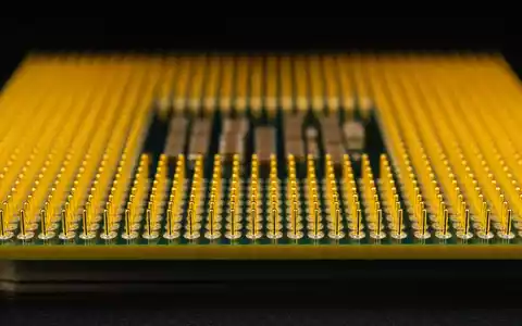 Extreme Makroaufnahme eines Mikroprozessors mit hunderten goldener Kontaktpins in präziser Rasteranordnung – ein Motiv für die Fertigungstiefe der Mikroelektronik, wie sie Infineon Technologies AG (ISIN DE0006231004) in ihren Chip-Produktlinien realisiert - Foto: THN