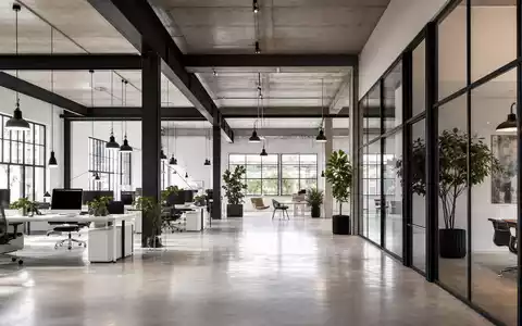 Architekturfotografie eines modernen Berliner Loft-Büros im Mitte-Stil mit Glaswänden und Sichtbeton — symbolisches Unternehmensumfeld für HelloFresh SE (ISIN DE000A161408) aus Berlin - Foto: THN