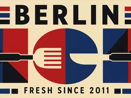 Vintage-Bauhaus-Designposter mit geometrischem Gabel-Messer-Motiv, kräftiger Typografie 'BERLIN' und 'FRESH SINCE 2011' — gestalterisches Tribute an den Berliner Gründungsstandort von HelloFresh SE (ISIN DE000A161408) - Foto: THN