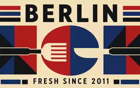 Vintage-Bauhaus-Designposter mit geometrischem Gabel-Messer-Motiv, kräftiger Typografie 'BERLIN' und 'FRESH SINCE 2011' — gestalterisches Tribute an den Berliner Gründungsstandort von HelloFresh SE (ISIN DE000A161408) - Foto: THN