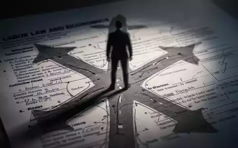 Eine stilisierte, verschwommene Silhouette einer Person an einem Scheideweg, die komplexe rechtliche und wirtschaftliche Entscheidungen symbolisiert. - Foto: über boerse-global.de