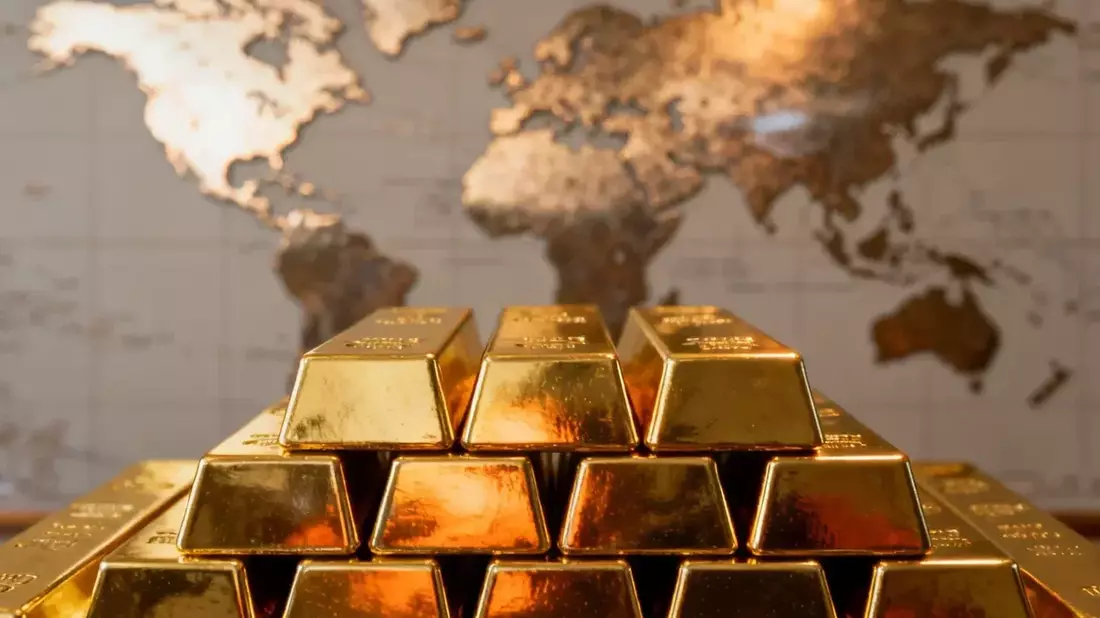 Gold Rebounds Above $4,090 as Fed Hawkishness and Central Bank Buying Duel
