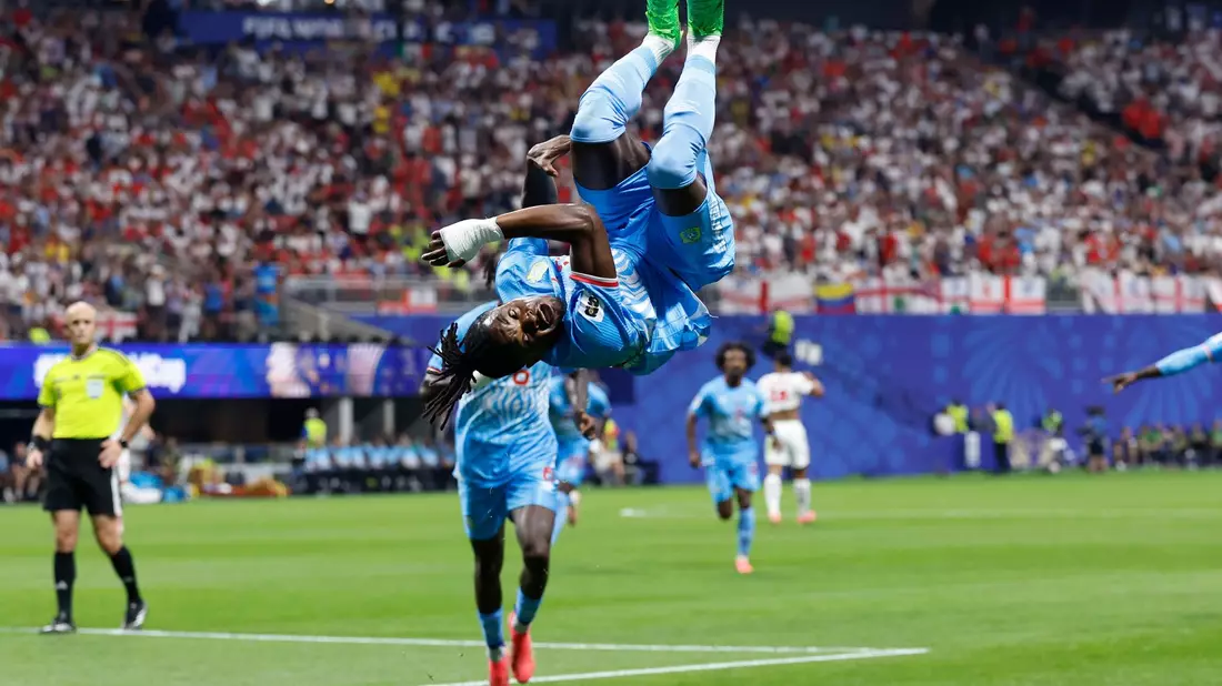 Dribbler Brian Cipenga feierte sein Tor mit einer Art Salto. - Bild: Butch Dill/AP/dpa