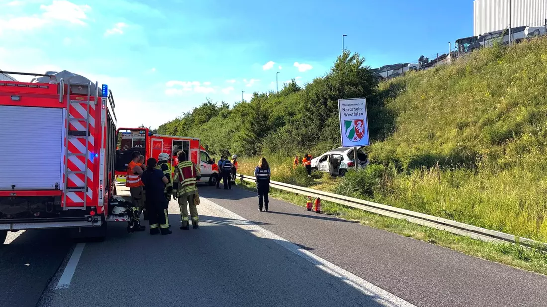 FW VG Asbach: Verkehrsunfall auf der A3 - 4 Erwachsene und 1 Kind bei Alleinunfall betroffen - Bild: presseportal.de