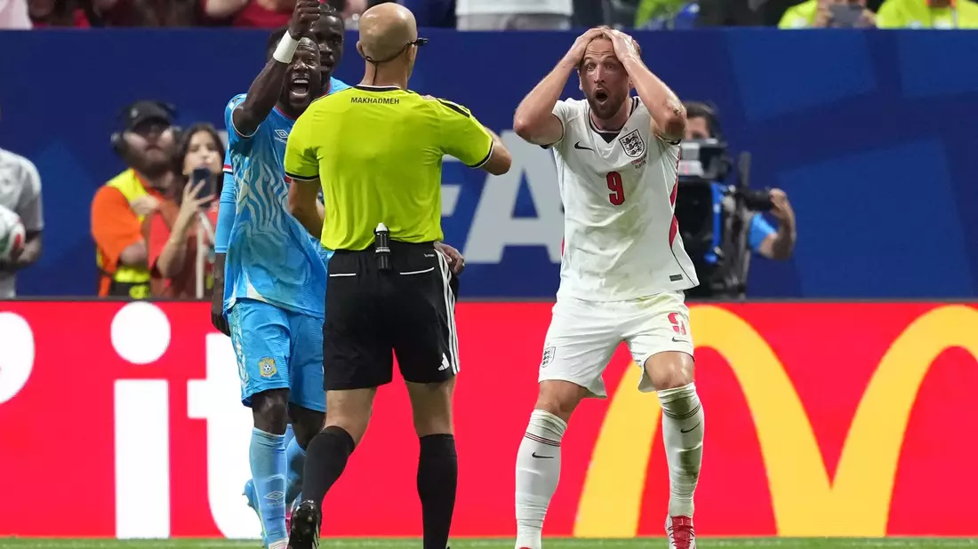 Kein Elfmeterpfiff: Harry Kane (r) ist fassungslos. - Bild: Martin Rickett/PA Wire/dpa