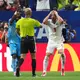 Kein Elfmeterpfiff: Harry Kane (r) ist fassungslos. - Bild: Martin Rickett/PA Wire/dpa