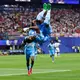 Dribbler Brian Cipenga feierte sein Tor mit einer Art Salto. - Bild: Butch Dill/AP/dpa