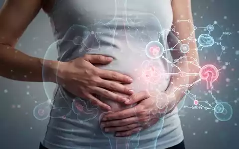 Eine Frau berührt ihren Bauch, mit einer abstrakten Darstellung von Stoffwechselwegen im Hintergrund, die Gesundheit und Komplexität symbolisiert. - Foto: über boerse-global.de
