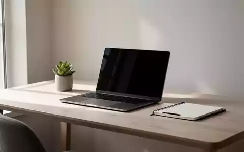 Ein minimalistischer Schreibtisch mit Laptop, Pflanze und Notizbuch, der Ruhe und Einfachheit ausstrahlt. - Foto: über boerse-global.de