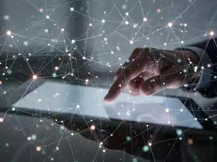 Abstrakte Darstellung von digitalen Netzwerken und Datenflüssen, überlagert von einer Hand, die ein Tablet bedient. - Foto: über boerse-global.de