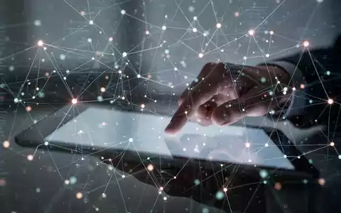 Abstrakte Darstellung von digitalen Netzwerken und Datenflüssen, überlagert von einer Hand, die ein Tablet bedient. - Foto: über boerse-global.de
