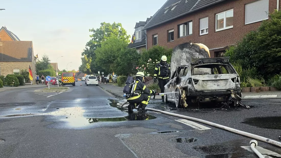 FFW Schwalmtal: Pkw-Brand in Amern - Fahrer bleibt unverletzt - Bild: presseportal.de